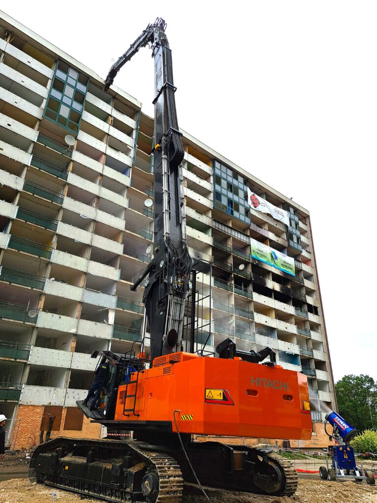 HITACHI 4D DEMOLITION © MDM MAG